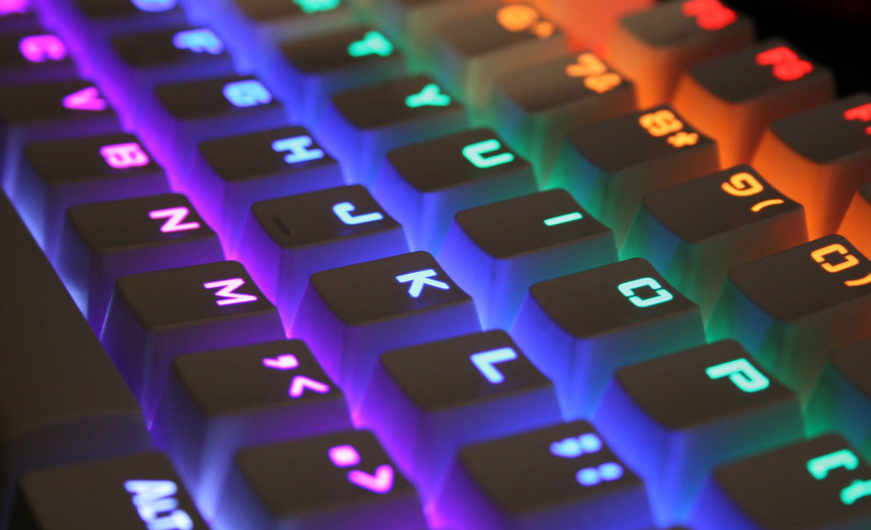 Bunt leuchtende RGB Tastatur